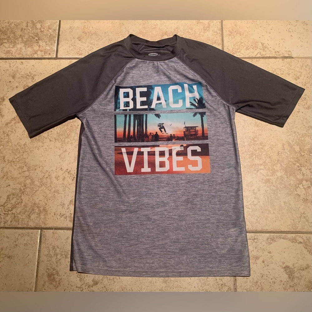 Old Navy Graphic Raglan-Sleeve Rashguard